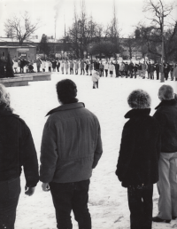Řetěz lidských rukou na Den lidských práv, který se konal ve Veselí nad Moravou 10. prosince 1989 