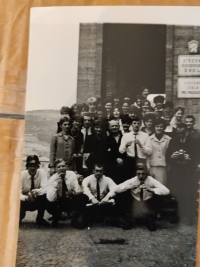 Žilina 1965, reprezentačný dom, maturitná trieda, Martin Rodan celkom hore