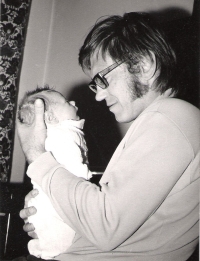 Pamětník se svým prvním synem Tomášem, 1973