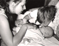 Ivanka Holubová a její dva synové Tomáš a Jan, 1975