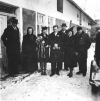 Svatebčané před statkem v Olešce, 1941