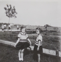 Marie Kselíková v dětství s kamarádkou