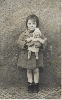 Hana Vrbická v dětství s panenkou