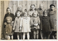 Hana Vrbická s dětmi, na snímku z roku 1942