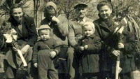 Malý Josef (vlevo) s maminkou, babičkou a dědečkem a tetou s jejím synem (r. 1954)