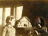 S perníkovou chaloupkou, kterou si brala do krytu, 1944/45