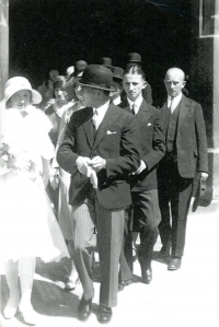 Svatba rodičů Barbory Beinové a Karla Rohlíka na Staroměstské radnici, za nimi strýc František jako svědek a děda Bein, tatínek maminky, 1930
