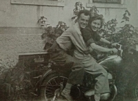 Helga s manželem na motorce