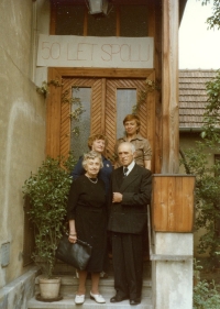 Zlatá svatba rodičů, 50 let spolu; nad tatínkem stojí dcera Jana, nad maminkou její sestra Marie, Vila Obora, 1980