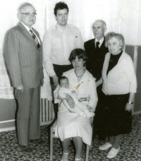 Vítání narozené Kateřiny do rodiny, vpravo rodiče pamětnice, 1982