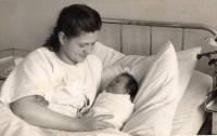 Františka with her mother in the Zlín maternity hospital, 1942