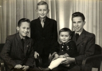 Jan Soukup (druhý zprava) s bratry v roce 1950