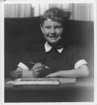 Clara Istlerová v roce 1950 při kaligrafii