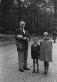 Clara Istlerová s bratrem Tomášem a dědečkem Pikalem