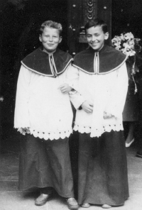 Jan Soukup (vpravo) v roce 1960 před katedrálou svatého Bartoloměje v Plzni