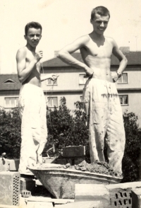 Jan Soukup (vlevo) v roce 1964 na praxi ze střední školy