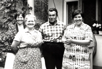 With her parents and sister Anna, 1978