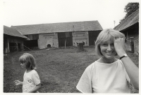Clara Istlerová in 1982 with children in countryside