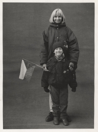 Během sametové revoluce se synem. Fotografie Jan Malý, projekt Český člověk