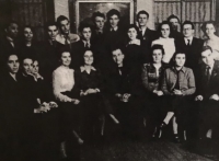 Dětství a mládí prožila Hilda Bartáková v německé Lužici – sedí vlevo dole v bílé halence