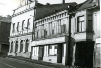 Dům na Mělníku, kde v patře bydlela babička Marie Rohlíková, dole byl znárodněný podnik s textilem, fotografie z roku 1981 těsně před zbouráním