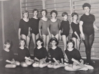 Taneční soubor – asi rok 1968 (stojící zprava vedoucí souboru Libuše Jilemnická, Jitka Vohralíková – Juračková stojící třetí zprava)
