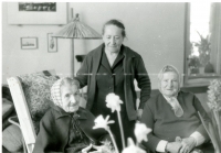 Babička Františka Beinová (vlevo), 1975