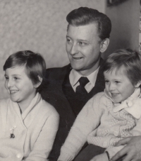 Alois Veselý mladší se svými dvěma dcerami (vlevo Alena Nekolová), počátek 60. let 