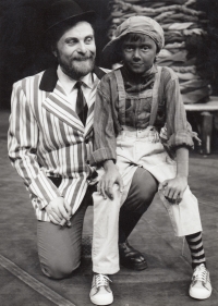 Josef Kundera se synem Filipem ve hře Divotvorný hrnec, Horácké divadlo Jihlava, 1997