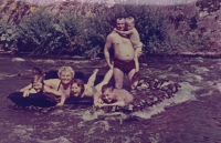 Zleva setra Karla, matka, sestra Marie, bratr Petr, otec, Josef Kundera na říčce Bělé, Jeseník, 1964