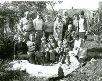 Rodinný sraz, stojící zleva: bratr Karel, sedící druhý zleva bratr Jiří, rodiče třetí zprava, Barbora a Karel nad sebou, léto 1971