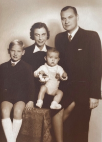 Malý Tomáš Pačes s rodinou