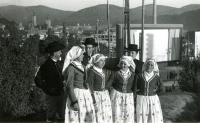 Jana druhá zleva, v zimním kroji z Mladoboleslavska, Banská Bystrica, slavnosti SNP, 1967