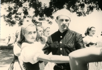 Jana s bratrem Jiřím tancují tanec "kominík", Bratislava, asi 1957