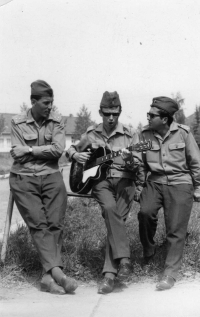 Foto z vojny (pamětník zcela vpravo), cca 1966
