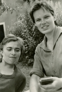 Jana (vlevo) s Ljubou Slavíčkovou, Liberec, 1963
