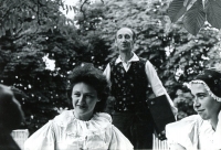Jana (vpravo) s Podještědským souborem, asi 1962