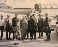 Libor Fránek jako dítě s otcem (za ním) po příletu z Ostravy, 1969