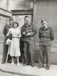 Rodiče v době seznámení v Prachaticích, kde byl otec na vojně (vpravo od své budoucí ženy), 50. léta 20. století