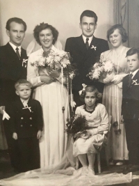 Maminka (vpravo) na svatbě své sestry, 50. léta 20. století