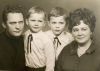 Libor (vpravo) s rodiči a mladším bratrem, 1968