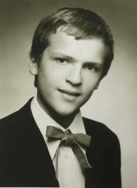 Foto na tablo absolventů LŠU, 1976