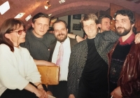 Libor Fránek (druhý zleva) s kolegy z brněnské fakulty po vernisáži v Moravské galerii v Brně, 1991