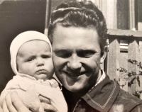 S tatínkem na zápraží rodného domu v Orlové, 1960