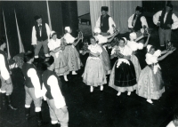 Nejúspěšnější tanec souboru - "vrkoč"; Jana (vpravo) drží vrkoč, 1959