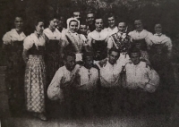 Hilda Bartáková v lužickém kroji s čepcem uprostřed