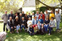 Rodinný sraz, Jana Rohlíková v tričku s rohlíkem, nad ní v tričku bratr Jirka, 2018