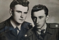 Jan Gulec (vlevo) během základní vojenské služby v Prachaticích roku 1959