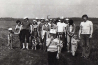 Studio 02 na výletě (pamětník čtvrtý zprava)