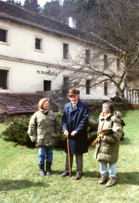 Jana (vpravo), na výletě "po mlejnech", CHKO, 1998
